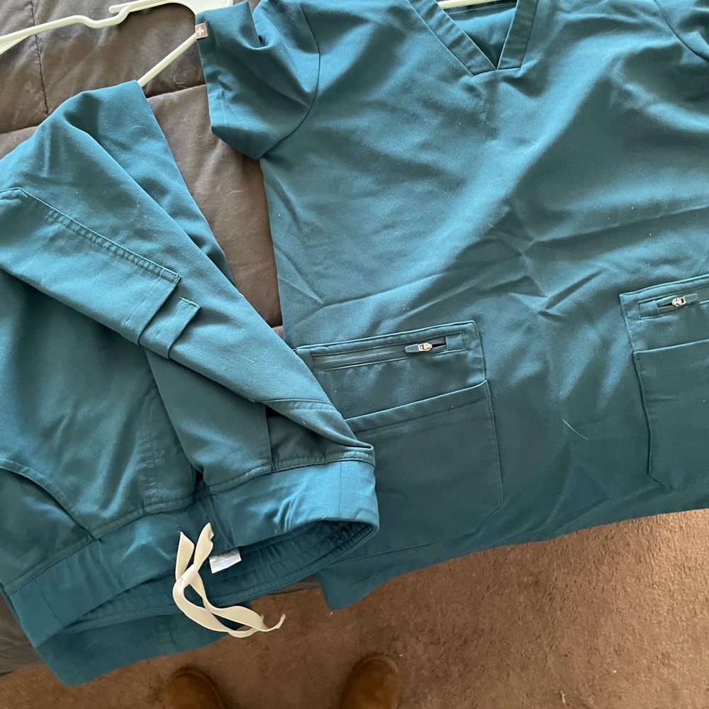 Figs like new !! XS no stains comes from a smoke free  home